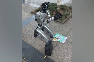 Na ulici v Číně se objevil robotický žebrák, chtěl peníze na elektřinu - Novinky